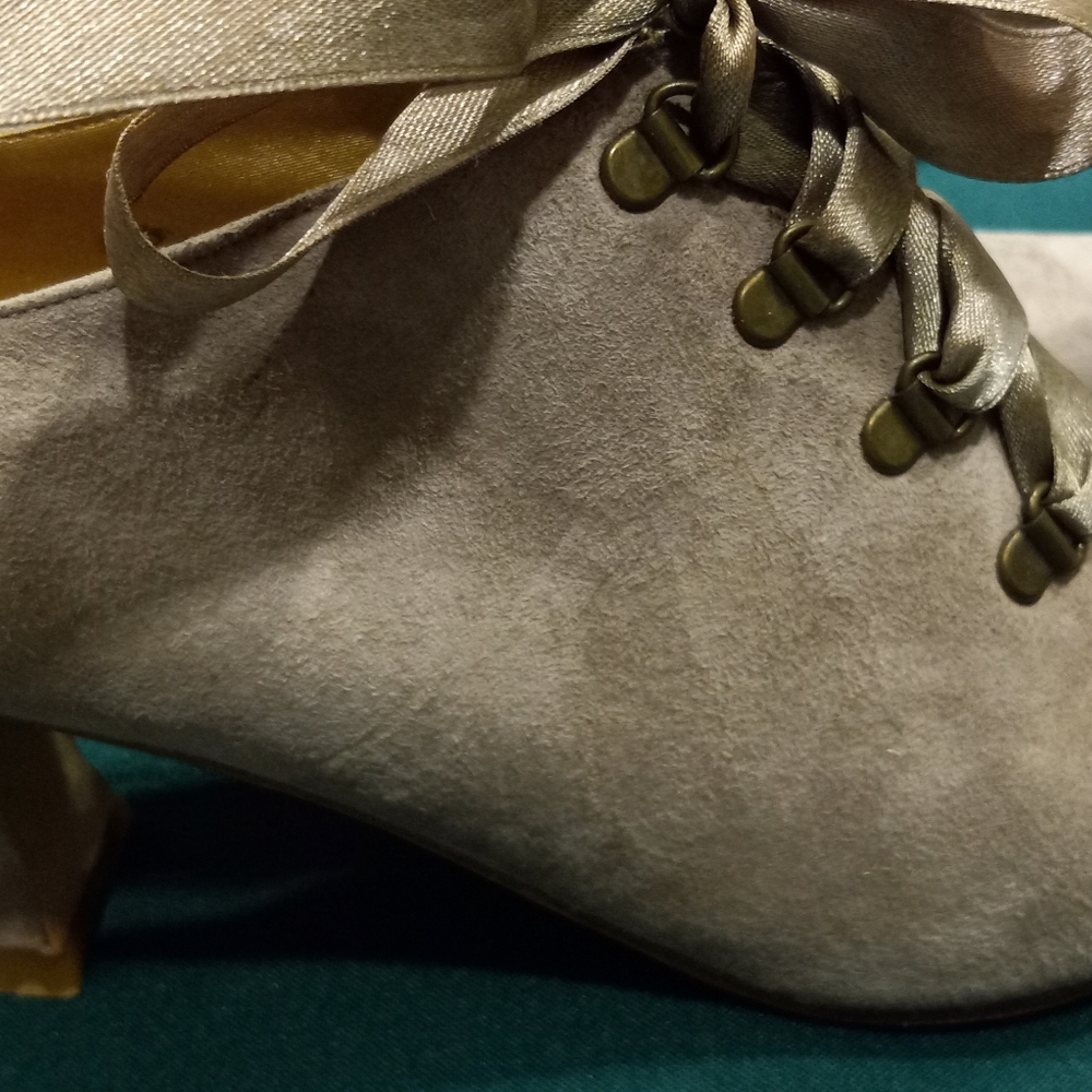Kenneth Cole Gray Heels with Suede  Beige Victoriqn Vintage Lace Up